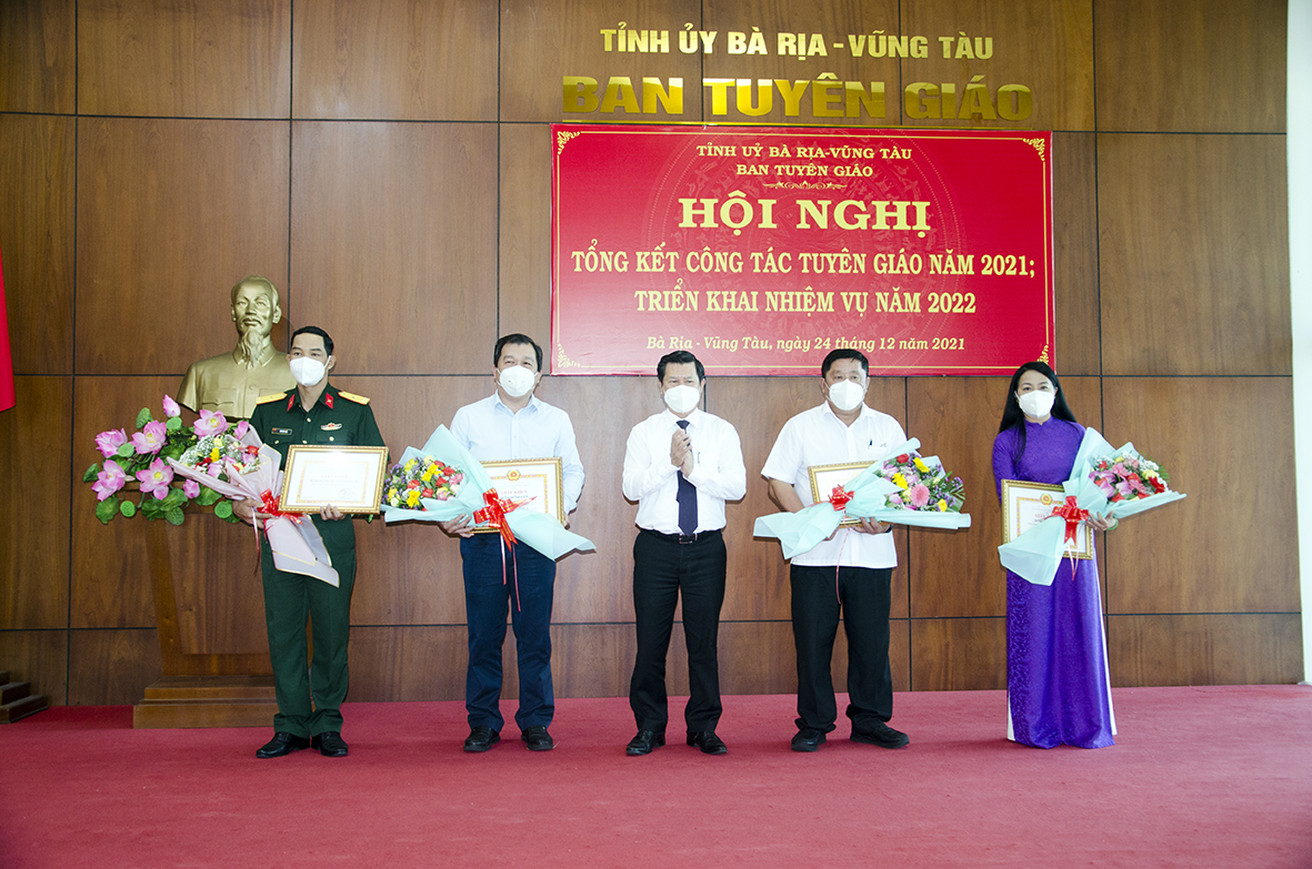 Ông Nguyễn Văn Xinh, Ủy viên Ban Thường vụ Tỉnh ủy, Trưởng Ban Tuyên giáo Tỉnh ủy tặng Giấy khen cho các tập thể hoàn thành xuất sắc nhiệm vụ tuyên giáo năm 2021.