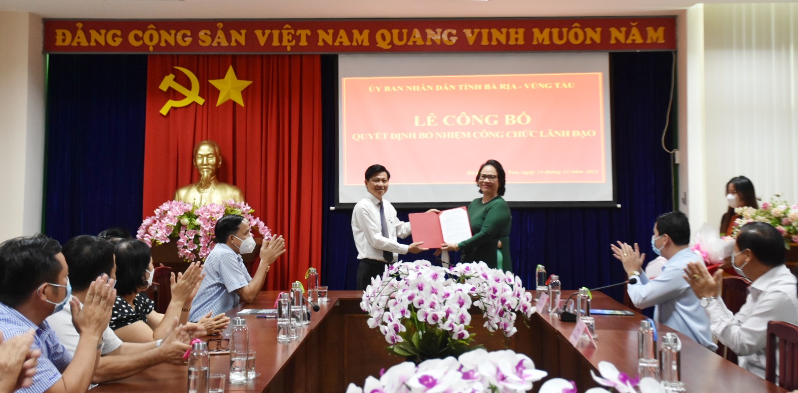 Ông Trần Văn Tuấn, Phó Chủ tịch UBND tỉnh trao quyết định bổ nhiệm Phó Giám đốc Sở LĐ-TBXH cho bà Nguyễn Vân Anh.