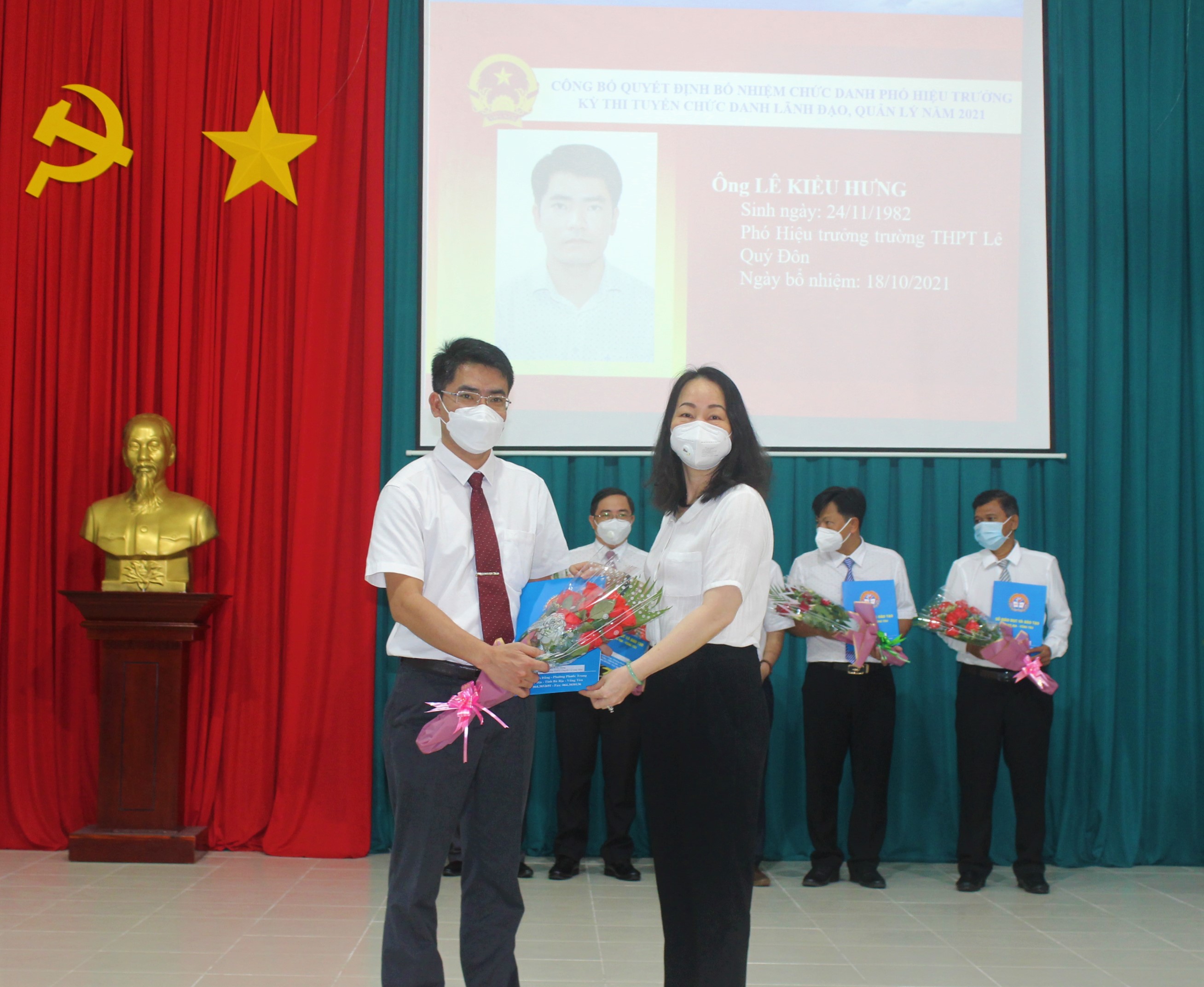 Bà Trần Thị Ngọc Châu, Giám đốc Sở GD-ĐT trao Quyết định bổ nhiệm chức danh Phó Hiệu trưởng Trường THPT chuyên Lê Quý Đôn cho ông Lê Kiều Hưng (bìa trái).