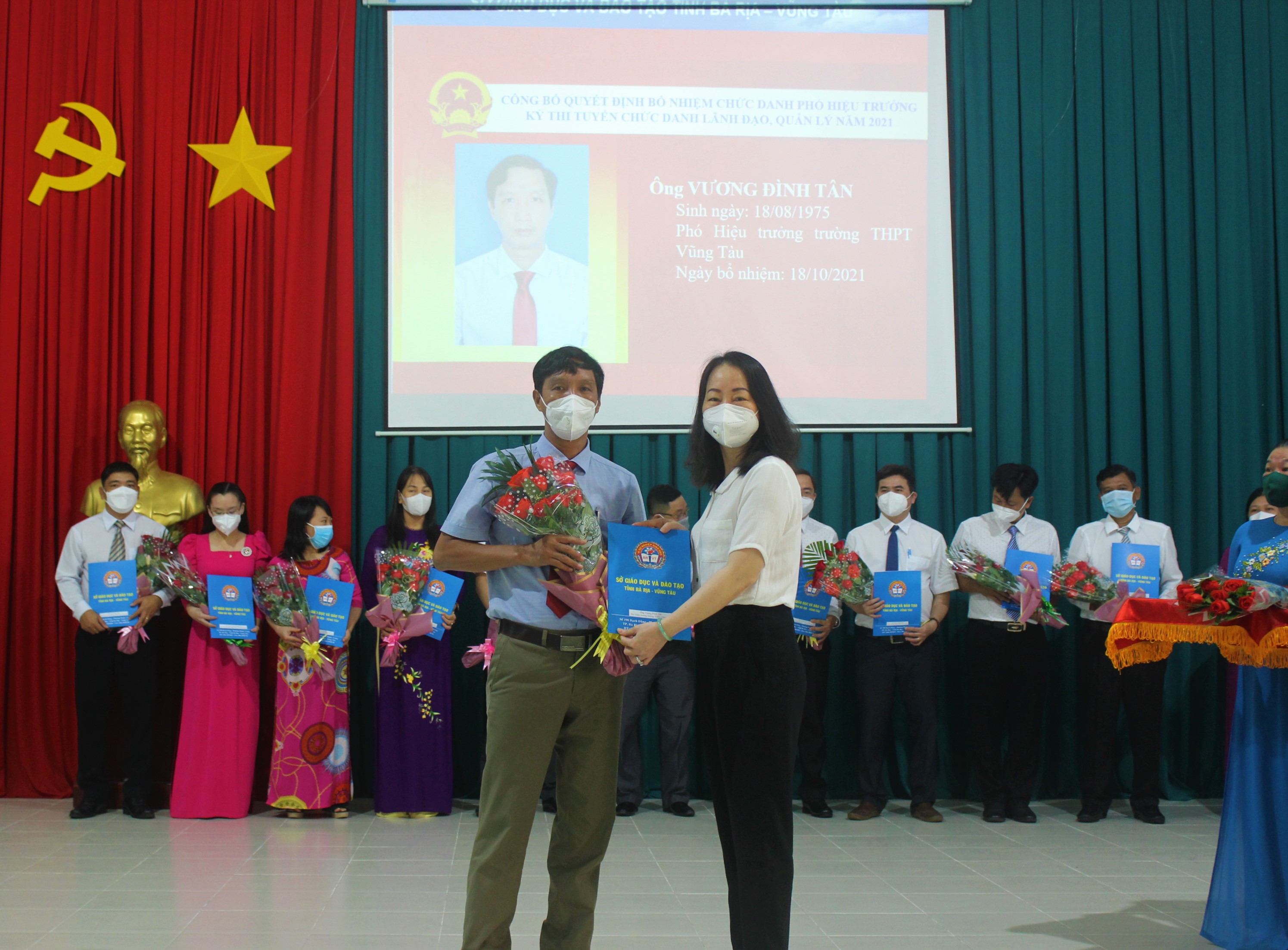 Bà Trần Thị Ngọc Châu, Giám đốc Sở GD-ĐT trao Quyết định bổ nhiệm chức danh Phó Hiệu trưởng Trường THPT Vũng Tàu cho ông Vương Đình Tân (bìa trái)
