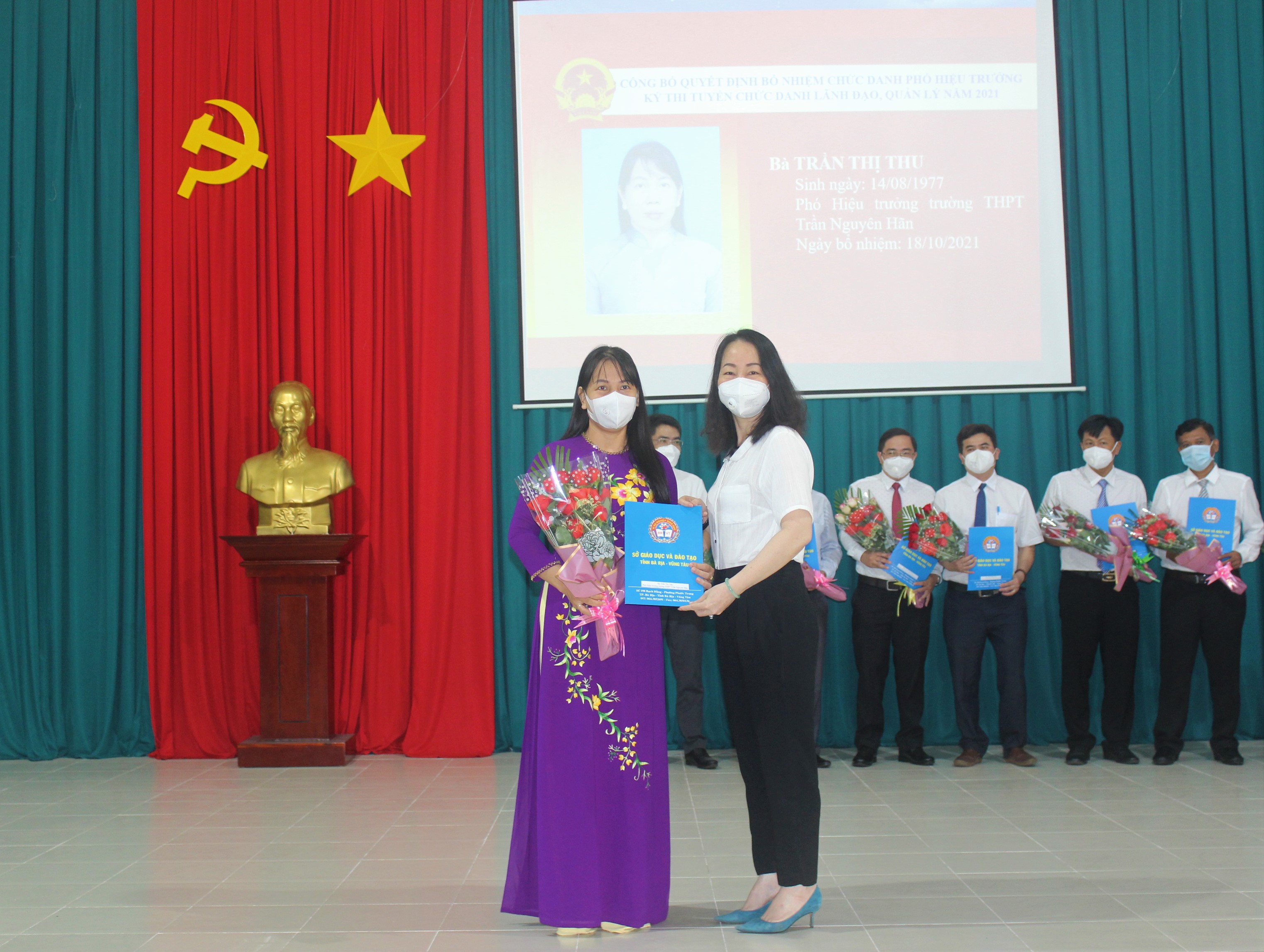 Bà Trần Thị Ngọc Châu, Giám đốc Sở GD-ĐT trao Quyết định bổ nhiệm chức danh Phó Hiệu trưởng Trường THPT Trần Nguyên Hãn cho bà Trần Thị Thu (bìa trái).