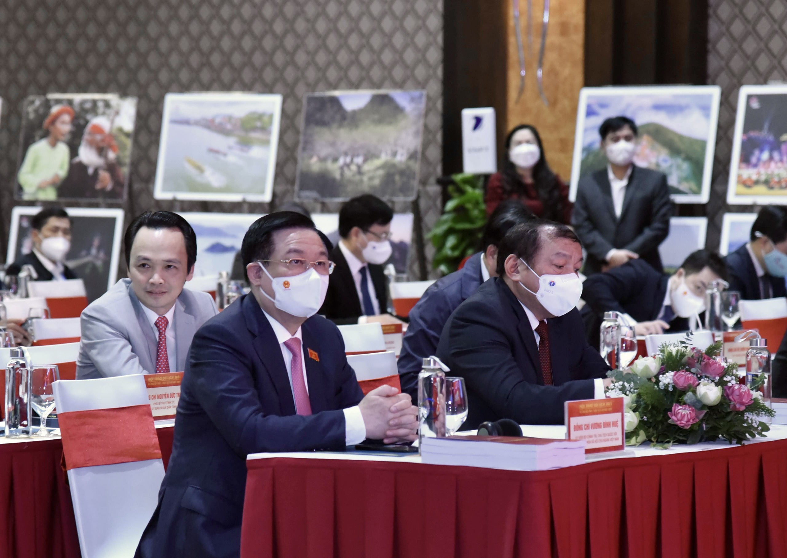 Ông Vương Đình Huệ, Ủy viên Bộ Chính trị, Chủ tịch Quốc hội đến dự hội thảo tại Nghệ An.