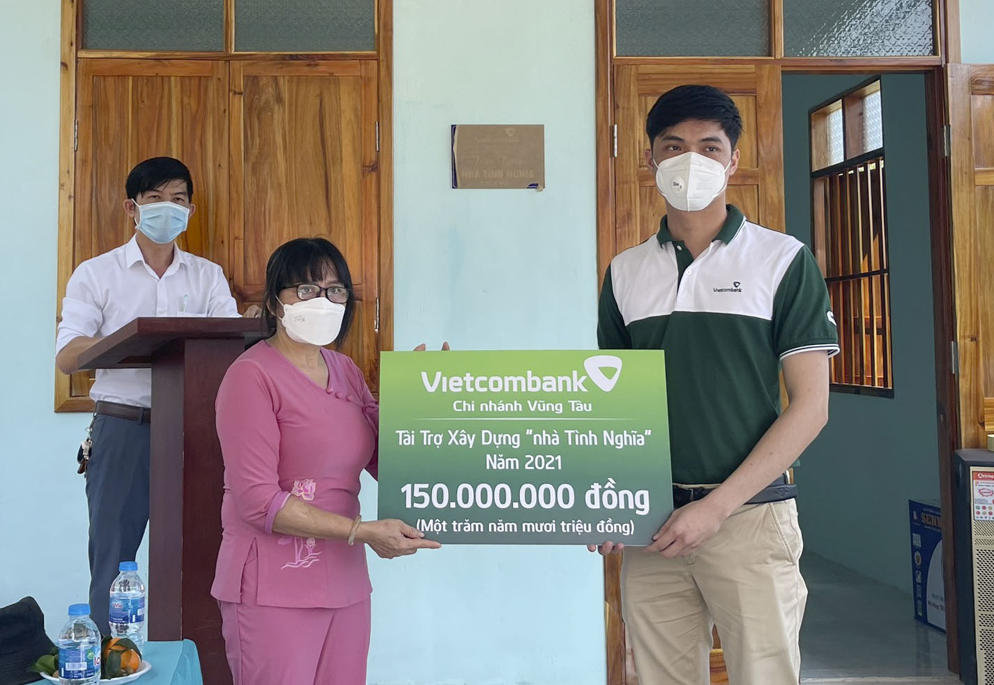 Đại diện Vietcombank - Chi nhánh Vũng Tàu trao bảng tượng trưng hỗ trợ 150 triệu đồng xây “Nhà tình nghĩa” cho ông Lưu Văn Tuấn (thôn Tân Long, xã Châu Pha, TX. Phú Mỹ).