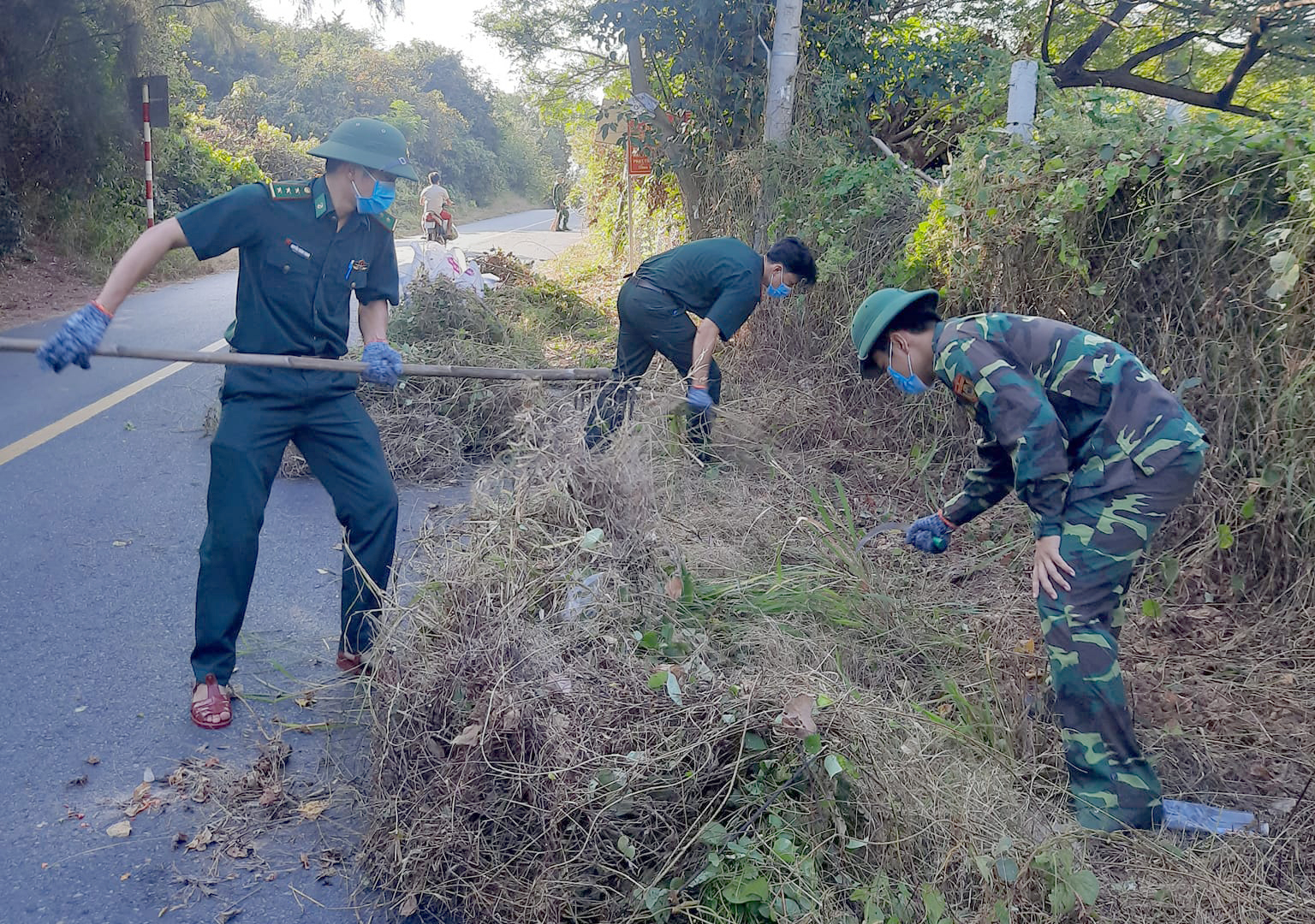 Cán bộ, chiến sĩ Đồn Biên phòng Chí Linh phát quang cây cối, thu gom rác tại tuyến đường Nguyễn Hữu Cảnh (phường 10, TP. Vũng Tàu).