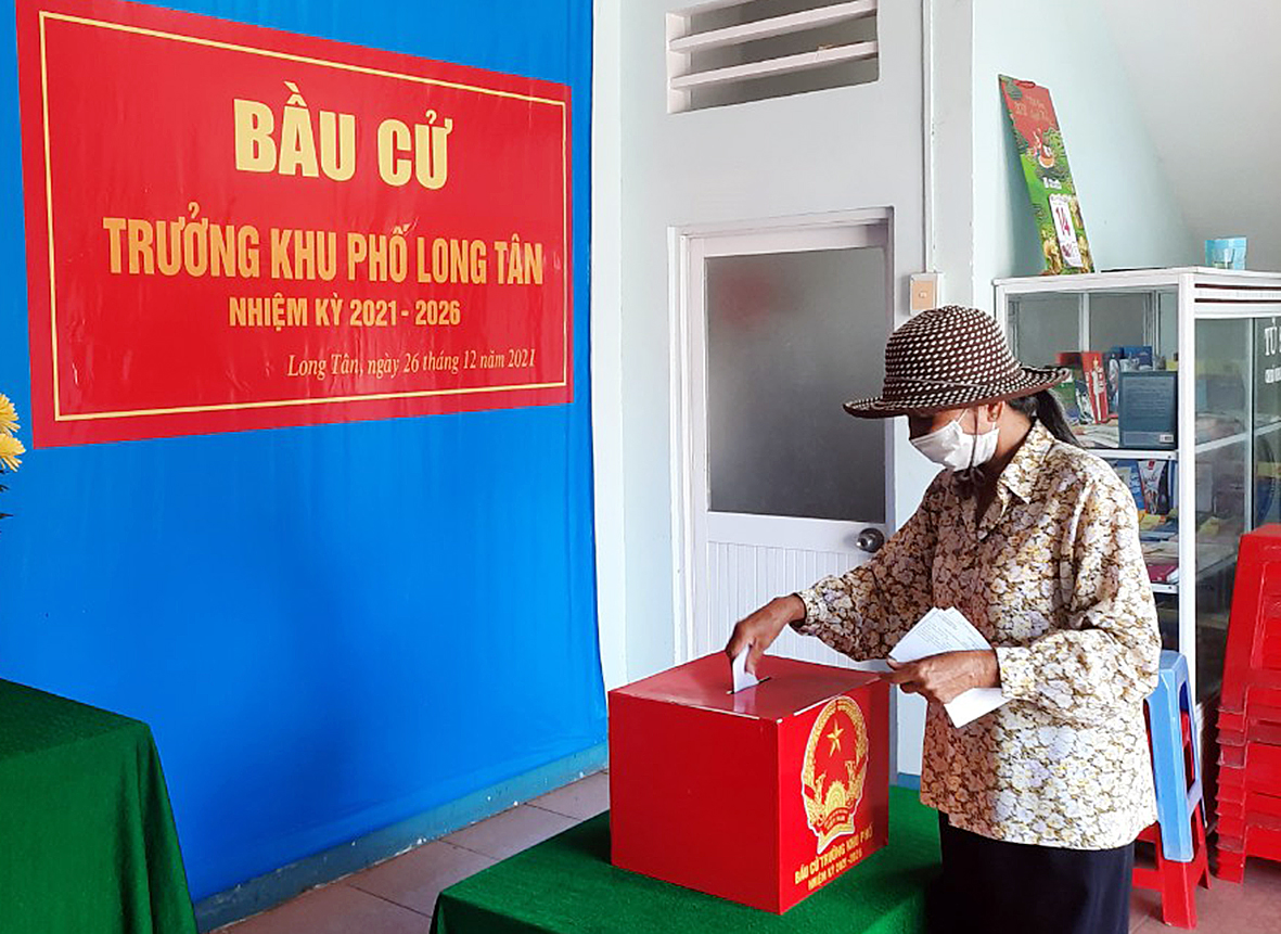 Cử tri khu phố Long Tân (thị trấn Long Điền, huyện Long Điền) bỏ phiếu bầu cử Trưởng ban điều hành khu phố Long Tân nhiệm kỳ 2021-2026