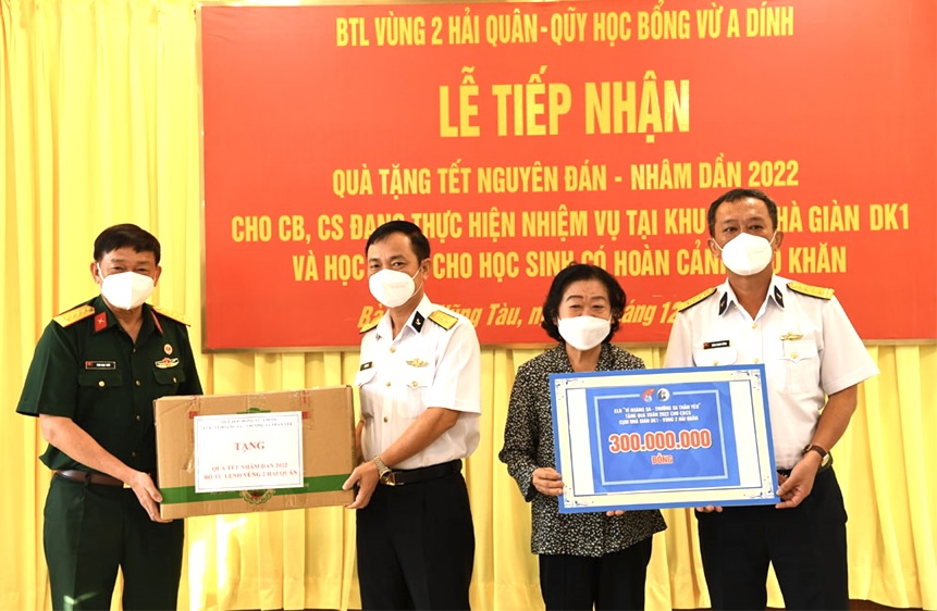 Bà Trương Mỹ Hoa, nguyên Phó Chủ tịch nước, trao quà Tết cho cán bộ, chiến sĩ Nhà giàn DK1 thông qua Bộ Tư lệnh Vùng 2 Hải quân.