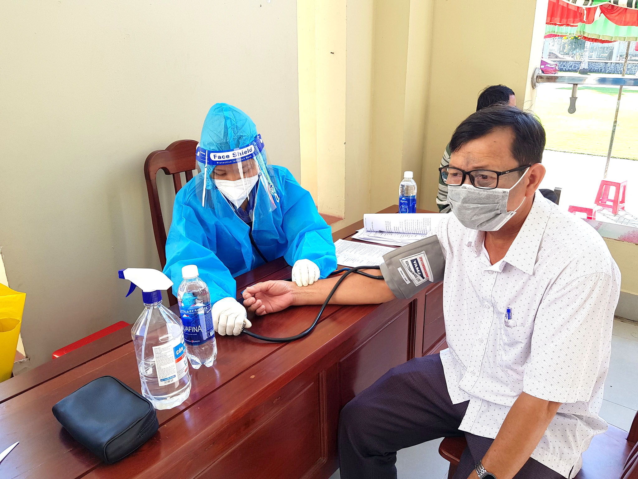 Người tham gia được kiểm tra sức khỏe trước khi  hiến máu.