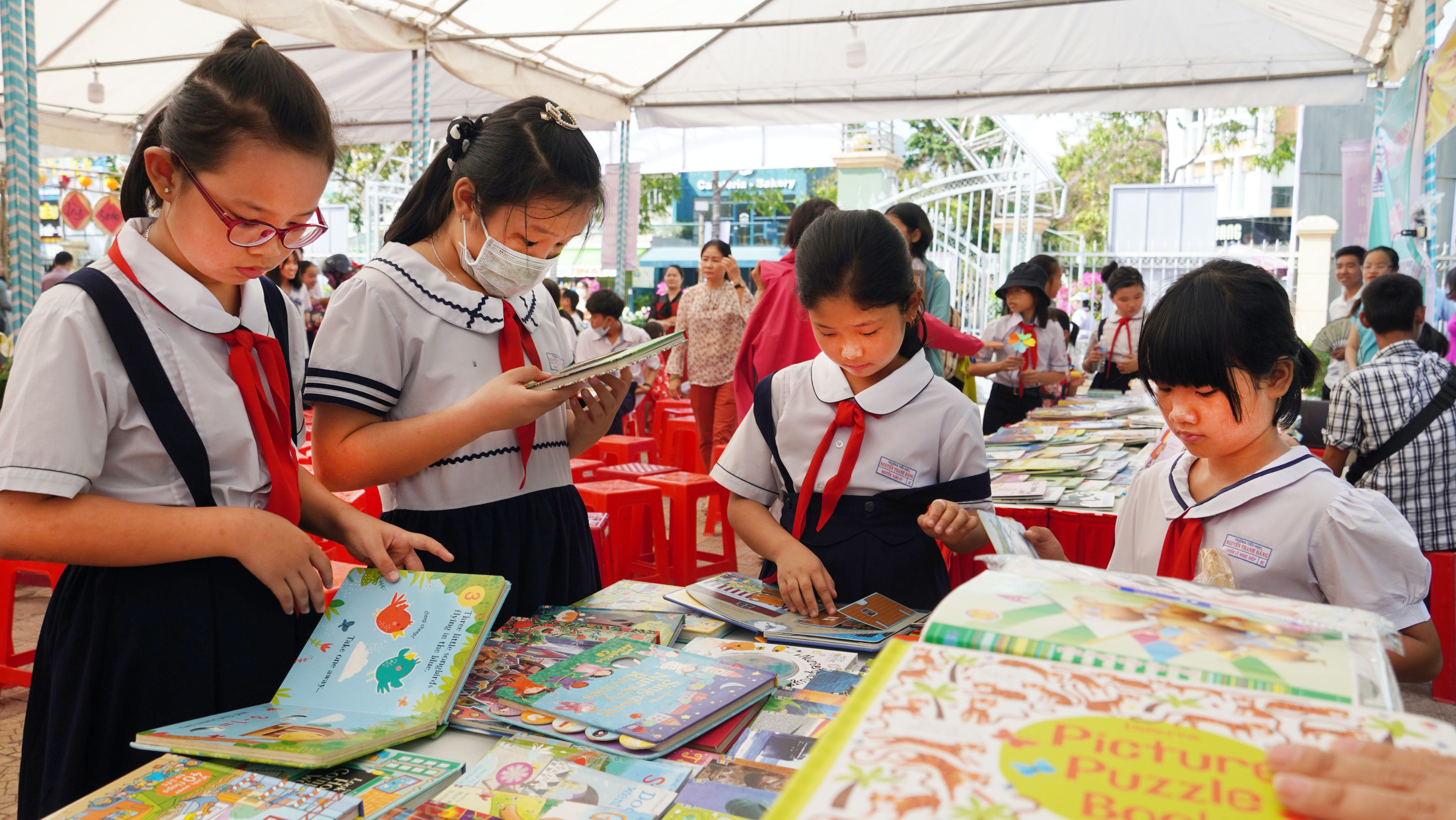 HS tham quan các gian hàng sách tại Ngày sách và văn hóa đọc Việt Nam tỉnh BR-VT lần thứ VIII do Sở TT-TT phối hợp Sở VH-TT tổ chức tại công viên Lê Thành Duy (TP.Bà Rịa) trong 2 ngày (17 và 18/4).