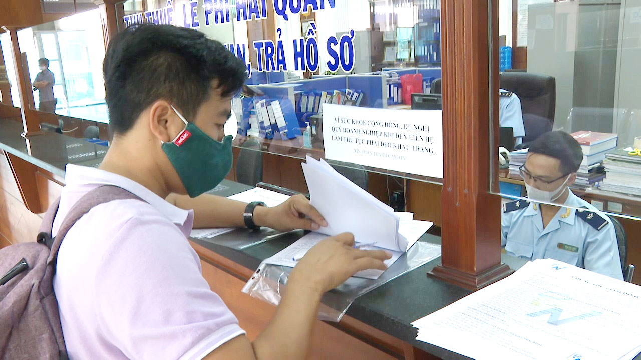 DN làm thủ tục hải quan tại Chi cục Hải quan cửa khẩu Cảng Cái Mép.