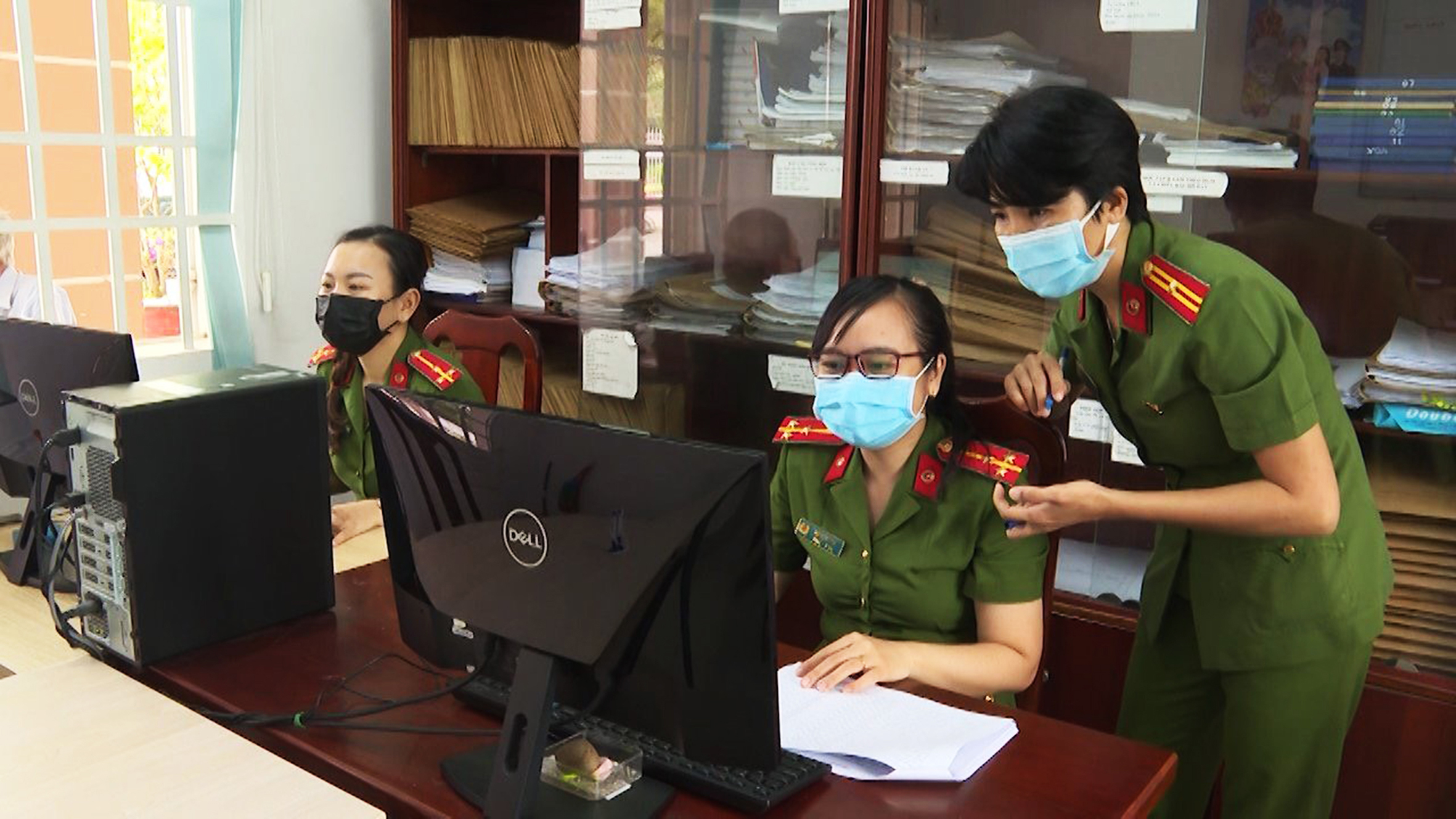 Lực lượng Công an phường Phước Trung, TP. Bà Rịa rà soát thông tin của người dân trước khi đồng bộ vào cơ sở dữ liệu quốc gia về dân cư.