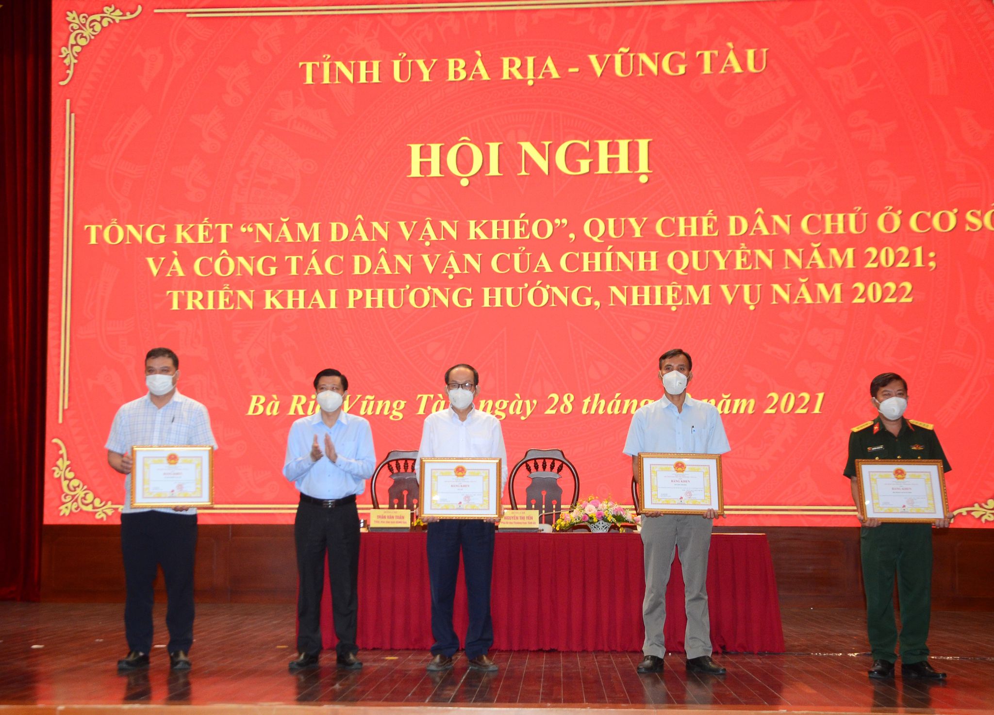 Ông Trần Văn Tuấn, Phó Chủ tịch UBND tỉnh trao Bằng khen của Chủ tịch UBND tỉnh cho các tập thể có thành tích xuất sắc trong thực hiện công tác dân vận của chính quyền năm 2021.
