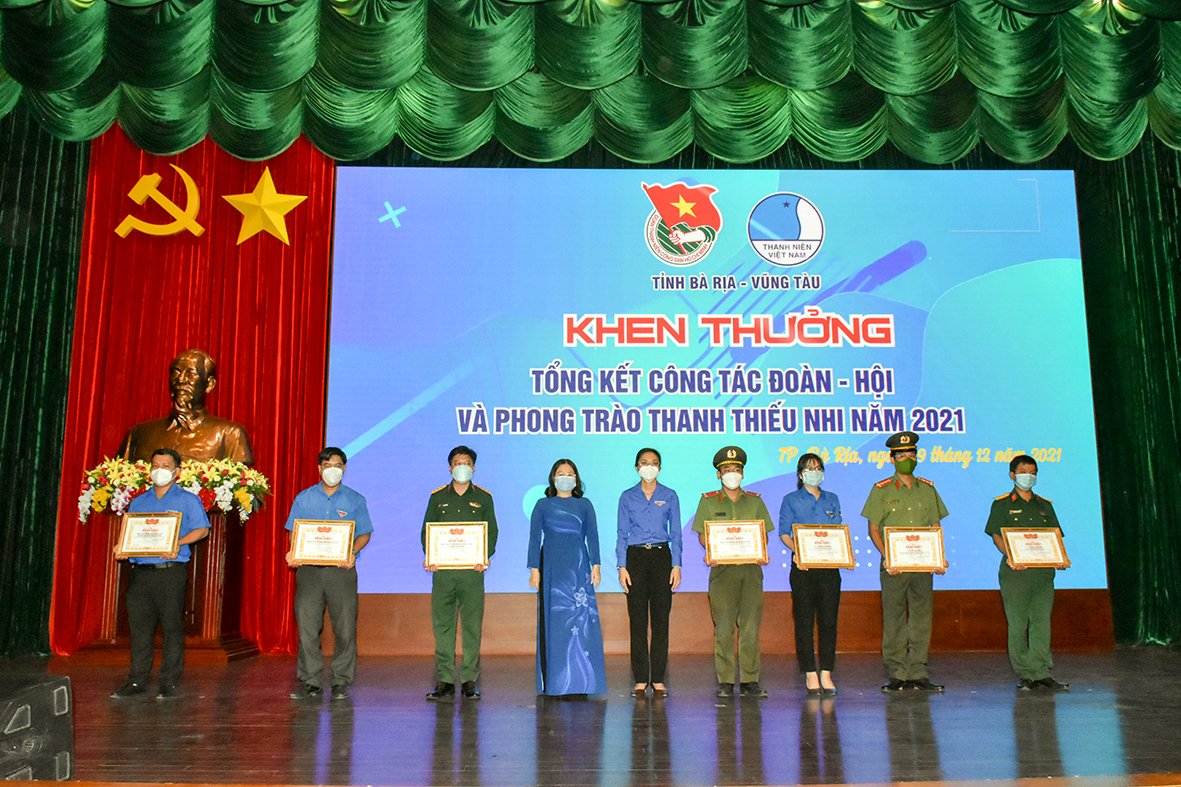 Bà Nguyễn Thị Yến, Phó Bí thư Thường trực Tỉnh ủy, Trưởng Đoàn ĐBQH tỉnh; chị Hồ Thị Ánh Tuyết, Bí thư Tỉnh Đoàn trao Bằng khen của Tỉnh Đoàn cho các tập thể có thành tích xuất sắc trong phong trào thi đua chào mừng 30 năm thành lập tỉnh, 30 năm thành lập Tỉnh Đoàn.