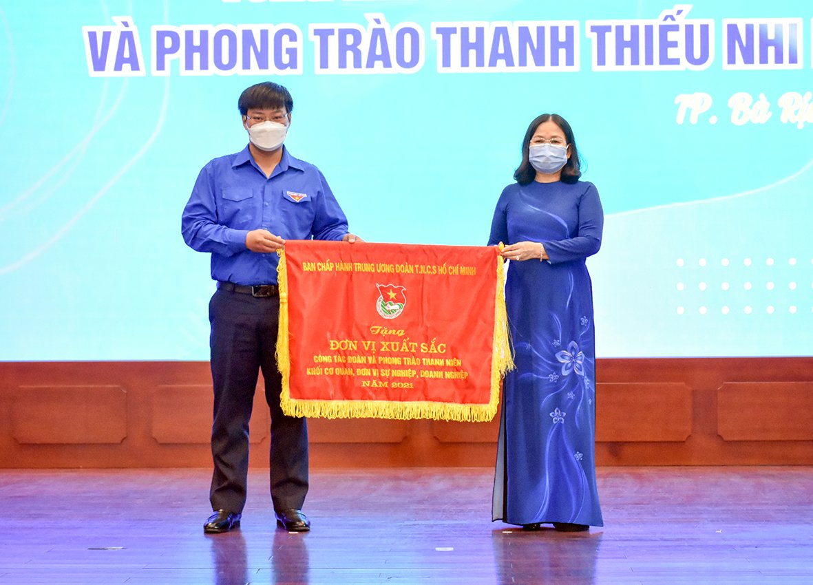 Bà Nguyễn Thị Yến, Phó Bí thư Thường trực Tỉnh ủy, Trưởng Đoàn ĐBQH tỉnh trao Cờ thi đua của Trung ương Đoàn cho Đoàn Tổng Công ty Bảo đảm an toàn Hàng hải miền Nam.