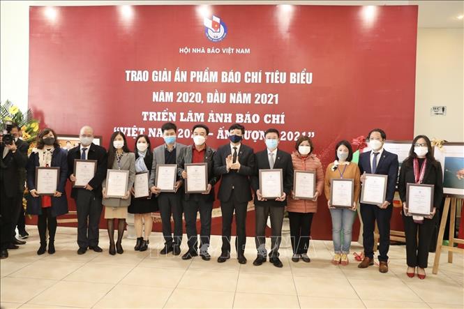 Ban tổ chức trao giải B Giải thưởng Bìa báo Tết ấn tượng năm 2021 cho các đơn vị đoạt giải. Ảnh: TTXVN