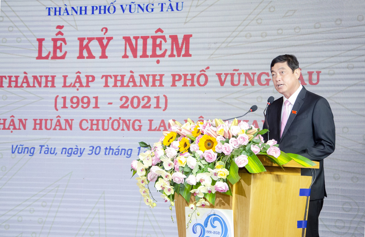 Ông Trần Đình Khoa, Ủy viên Ban Thường vụ Tỉnh ủy, Bí thư Thành ủy Vũng Tàu phát biểu ôn lại truyền thống 30 năm thành lập thành phố (1991-2021).