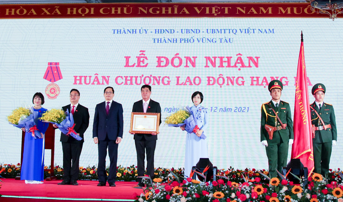 Ông Phạm Viết Thanh, Ủy viên Trung ương Đảng, Bí thư Tỉnh ủy, Chủ tịch HĐND tỉnh trao Huân Chương Lao động hạng Ba cho Đảng bộ, Chính quyền và Nhân dân TP. Vũng Tàu.