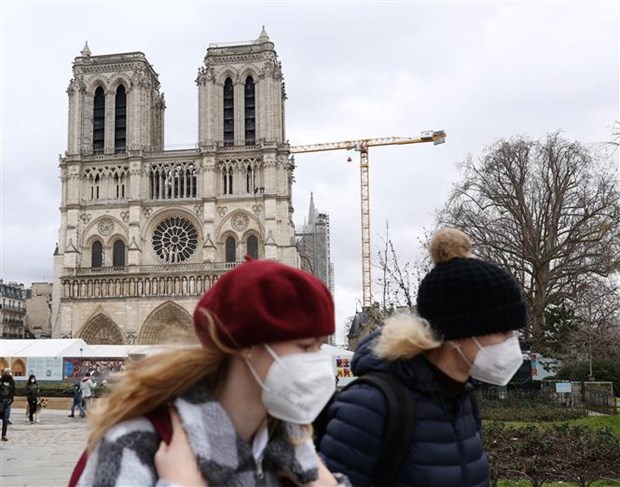 Người dân đeo khẩu trang phòng lây nhiễm COVID-19 tại Paris (Pháp).