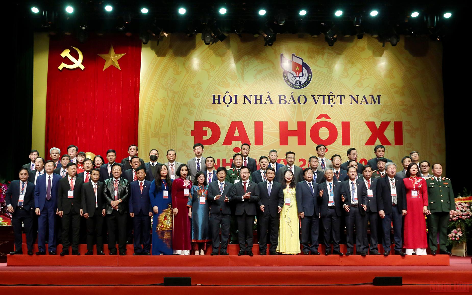 Ban Chấp hành Hội Nhà báo Việt Nam khóa XI ra mắt Đại hội. Ảnh: THÀNH ĐẠT
