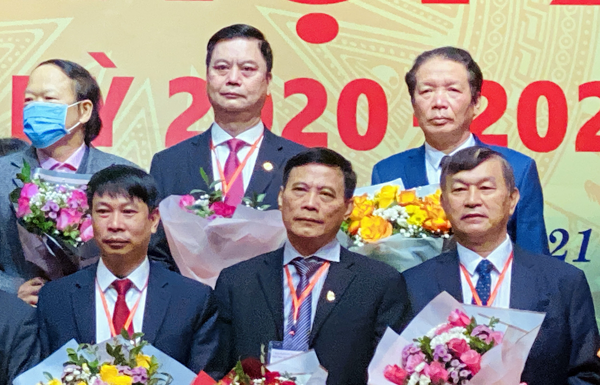 Nhà báo Phan Đức Hiền, Ủy viên Ban Chấp hành Hội Nhà báo Việt Nam nhiệm kỳ 2015-2020, Chủ tịch Hội Nhà báo tỉnh (hàng đầu, thứ nhất từ phải qua) nhận hoa chúc mừng hoàn thành nhiệm vụ.