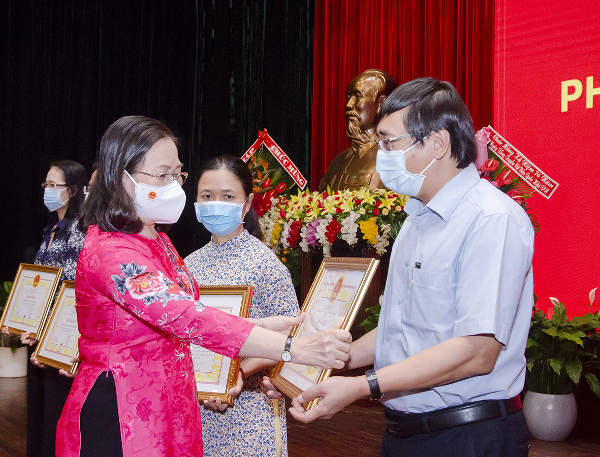 Bà Nguyễn Thị Yến, Phó Bí thư Thường trực Tỉnh ủy, Trưởng Đoàn ĐBQH tỉnh, Ủy viên Ủy ban Tài chính, Ngân sách của Quốc hội trao Bằng khen của Chủ tịch UBND tỉnh cho các tập thể có thành tích xuất sắc trong công tác phối hợp và thực hiện nhiệm vụ của Đoàn ĐBQH năm 2021.