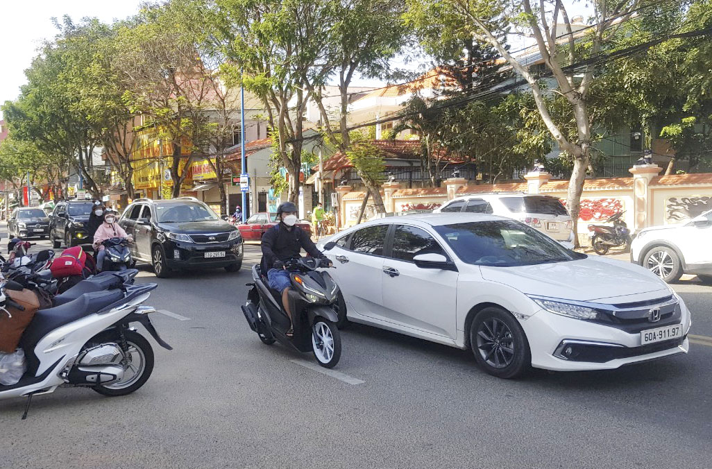 Phương tiện biển số ngoại tỉnh di chuyển chậm trên đường Hoàng Hoa Thám, TP. Vũng Tàu trưa ngày 2/1.