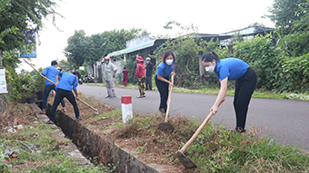 Hàng tháng, ĐVTN xã Nghĩa Thành, huyện Châu Đức đều ra quân dọn  vệ sinh, khơi thông cống rãnh tại 