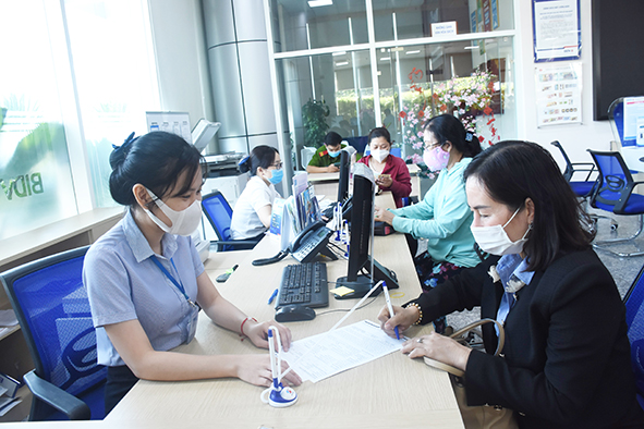 Khách hàng giao dịch tại BIDV Bà Rịa.