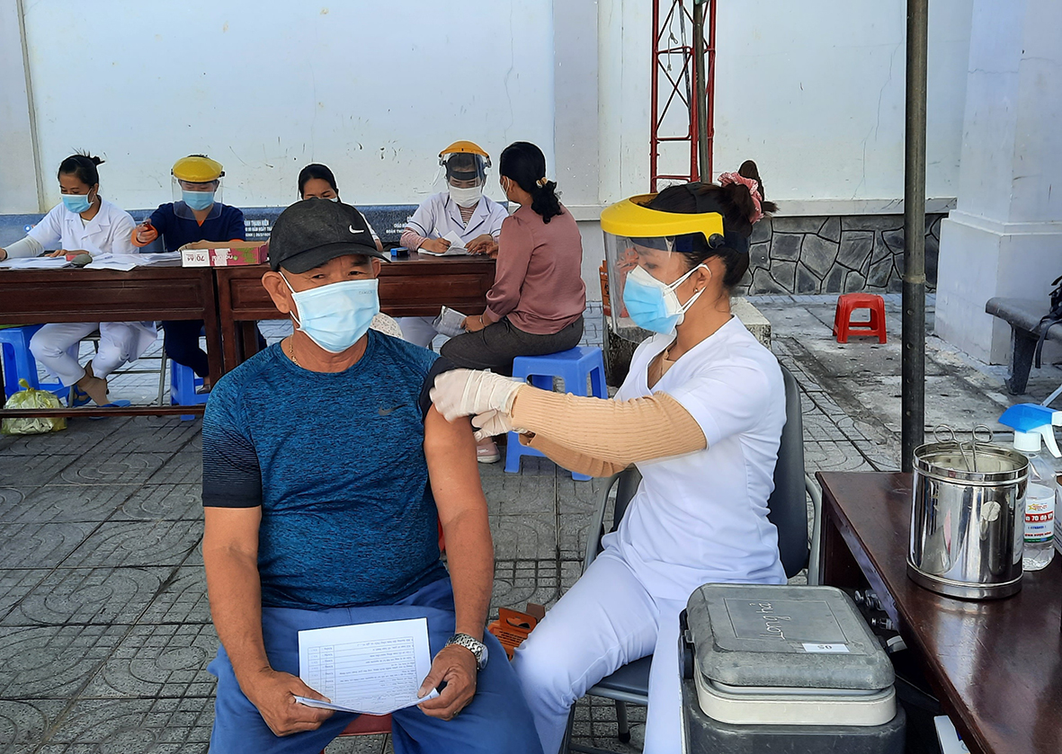 Người dân thị trấn Long Hải tiêm vắc xin phòng COVID-19 mũi 3 tại điểm tiêm Trường Tiểu học Lương Thế Vinh (thị trấn Long Hải, huyện Long Điền).