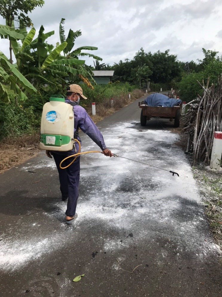  Phun khử khuẩn tại khu vực có mắc bệnh VDNC tại huyện Châu Đức.