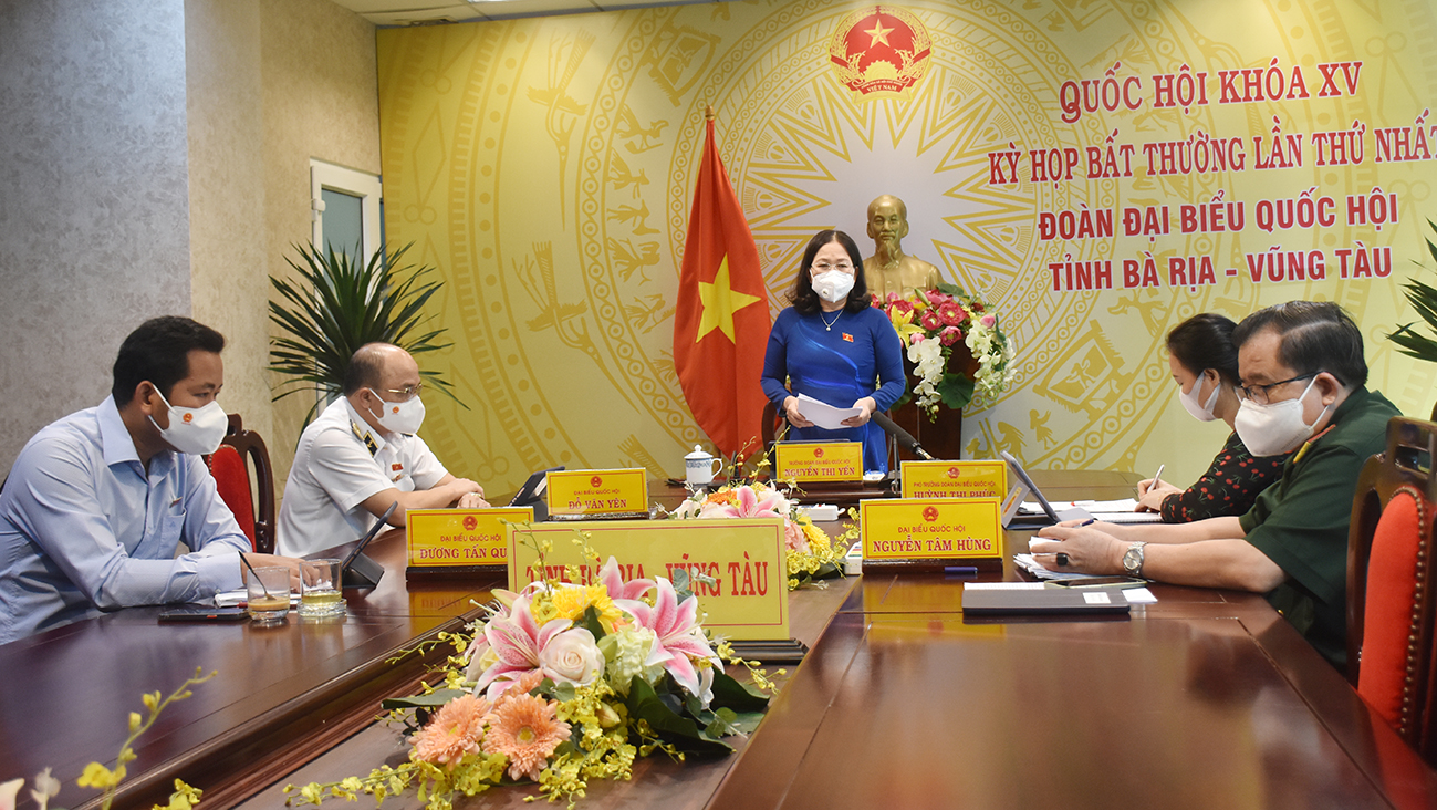 Bà Nguyễn Thị Yến, Phó Bí thư Thường trực Tỉnh ủy, Trưởng Đoàn ĐBQH tỉnh điều hành thảo luận tổ tại điểm cầu Đoàn đại biểu Quốc hội tỉnh.