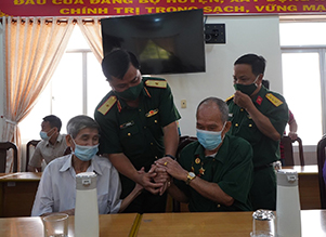  Thiếu tướng Nguyễn Văn Bảnh thăm hỏi Cựu Tù chính trị Nguyễn Xuân Viên (người ngồi bên trái) và Cựu tù Chính trị Nguyễn Văn Ước (người ngồi bên phải)