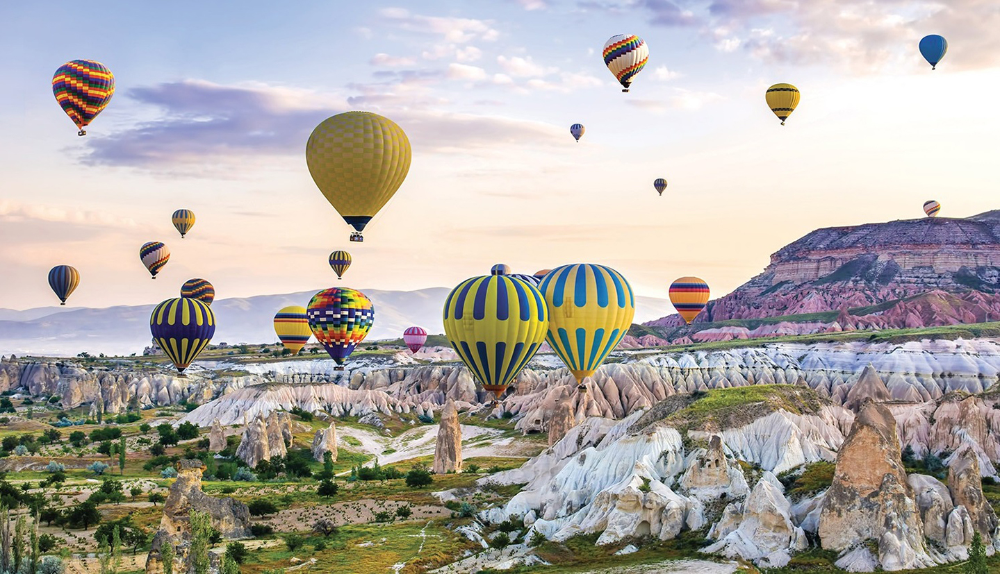 Bay trên khinh khí cầu là trải ngiệm không thể bỏ lỡ khi đến Cappadocia.