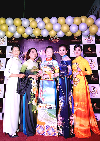 Hình ảnh quê hương trên tà áo dài tôn lên vẻ đẹp kiêu sa và trang nhã của người phụ nữ Việt Nam trong bộ trang phục truyền thống. Các họa tiết hình thù phong phú và tinh tế mang lại sự thăng hoa cho nghệ thuật truyền thống Việt Nam.
