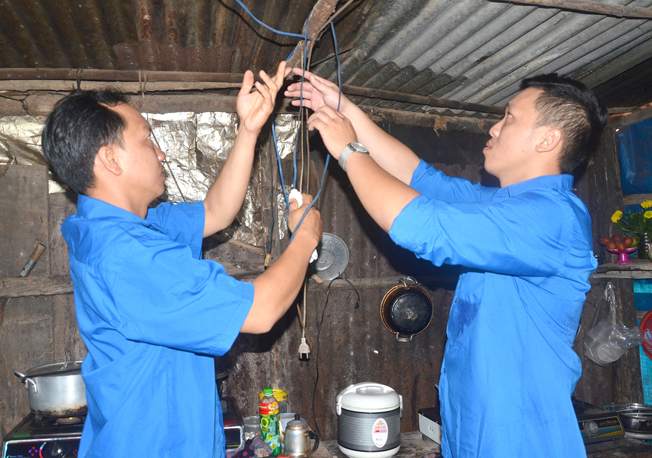 Đoàn viên thanh niên sửa chữa điện cho hộ nghèo xã Hòa Hiệp, huyện Xuyên Mộc.