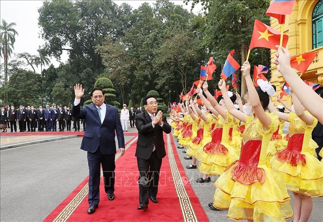 Thủ tướng Phạm Minh Chính và Thủ tướng Lào Phankham Viphavanh với thiếu nhi Thủ đô. Ảnh: Dương Giang/TTXVN