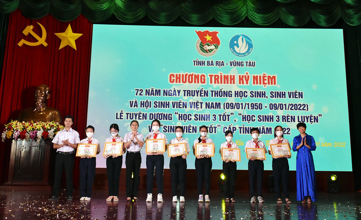 Đại diện Hội SV Việt Nam tỉnh trao danh hiệu 