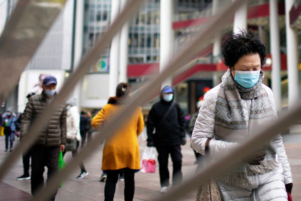 Người dân Thượng Hải đeo khẩu trang khi di chuyển trên đường phố.