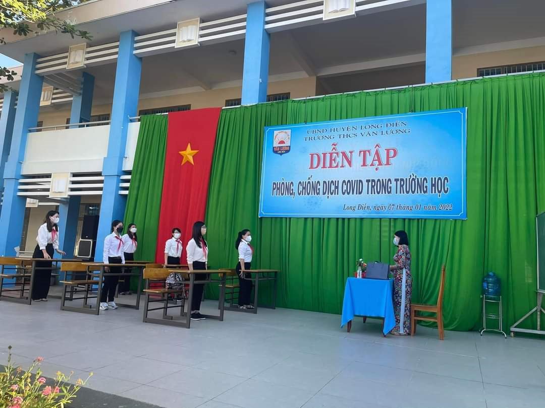 Diễn tập phòng chống COVID-19 Trường THCS Văn Lương  (huyện Long Điền) nhằm bảo đảm học sinh trở lại trường an toàn.