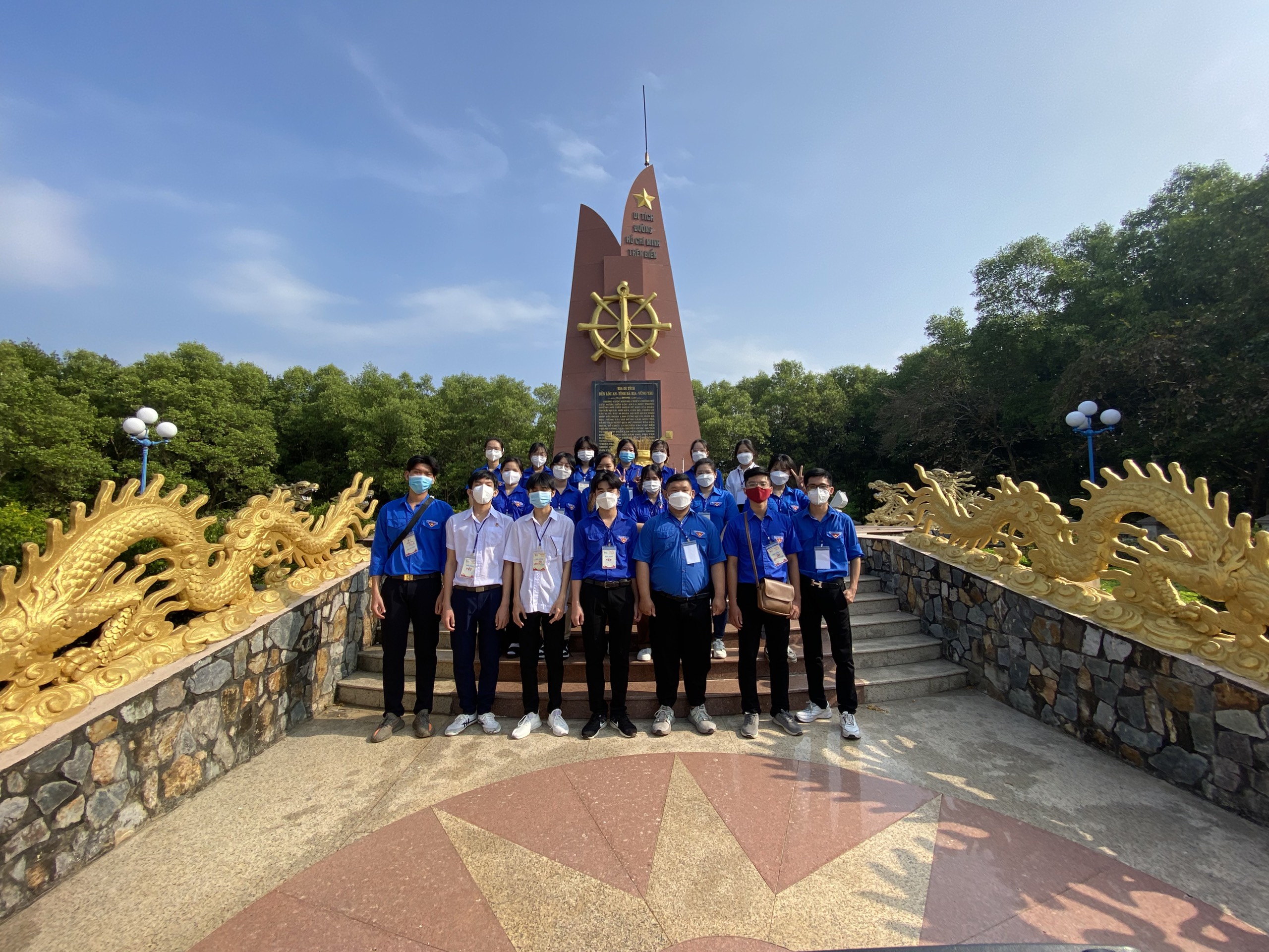 Các đại biểu chụp hình lưu niệm tại Bến tàu Không số Lộc An trong vòng 2 chương trình Xuân tình nguyện.