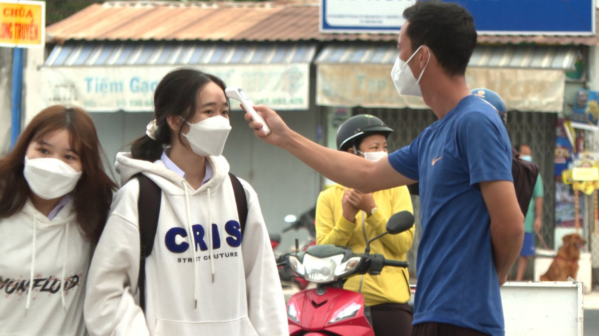 Các em HS Trường THPT Trần Văn Quan (huyện Long Điền) được kiểm tra thân nhiệt trước khi vào trường.