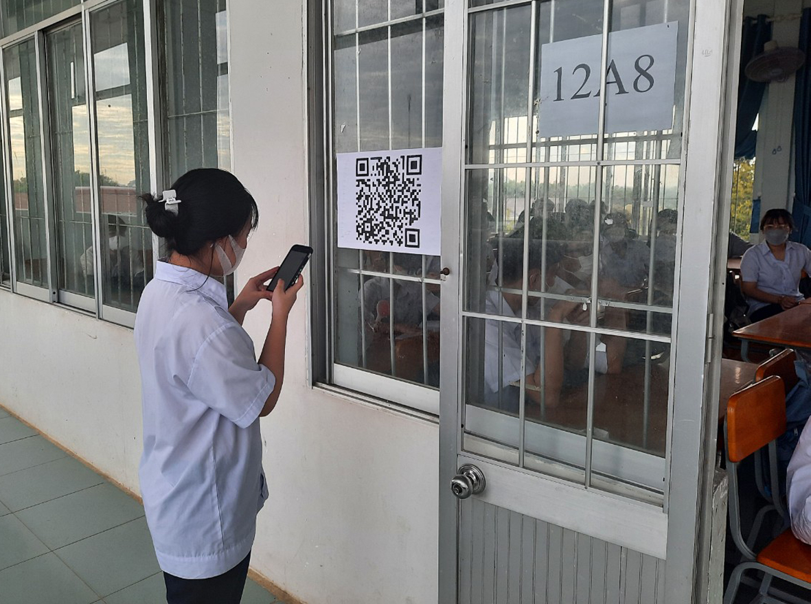 Trường THPT Trần Văn Quan (huyện Long Điền) dán mã QR Code tại trước các cửa lớp học để các em HS thuận tiện khai báo y tế hằng ngày.