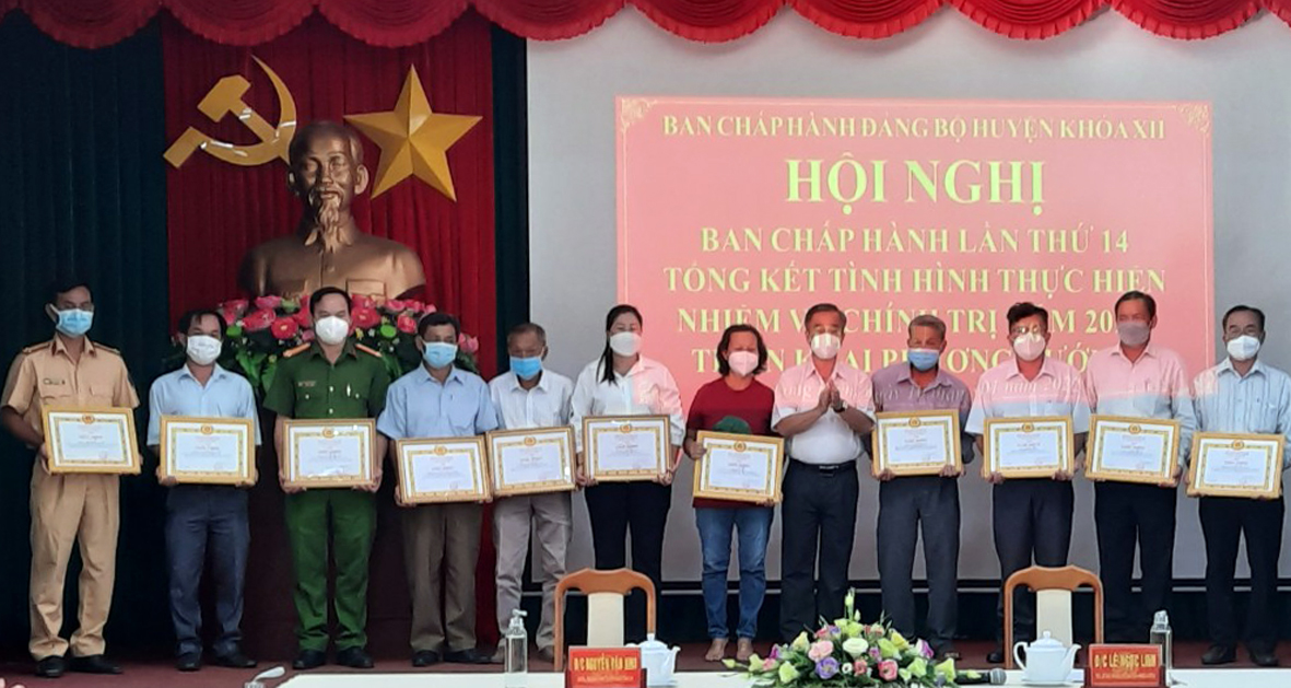 Ông Võ Hữu Hạnh, Phó Bí thư Thường trực Huyện ủy Long Điền (thứ năm  từ phải qua) tặng Giấy khen cho 13 đảng viên hoàn thành xuất sắc nhiệm vụ 5 năm liền (2017-2021).