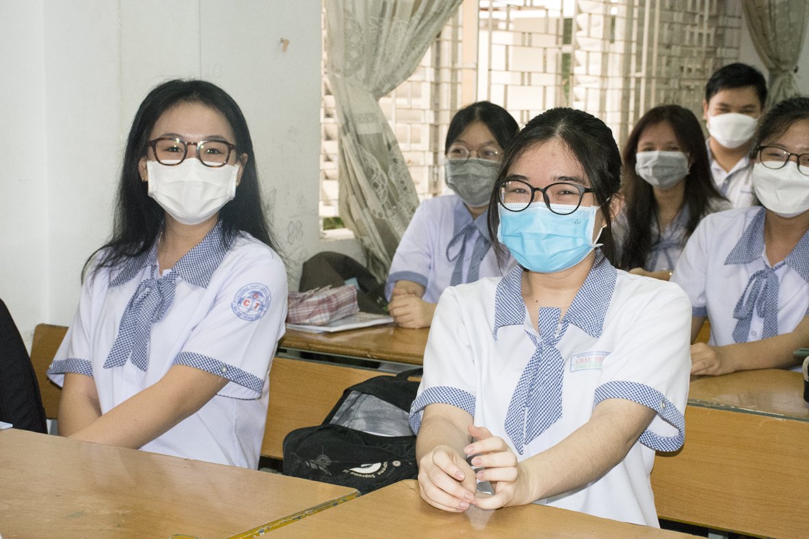  Ngày 10/1, gần 400 HS của Trường TPHT Châu Thành, TP. Bà Rịa đã đi học trở lại. Theo ghi nhận, các em HS đều có tâm trạng vui vẻ, hứng khởi khi được trở lại trường. Ảnh: QUANG VINH