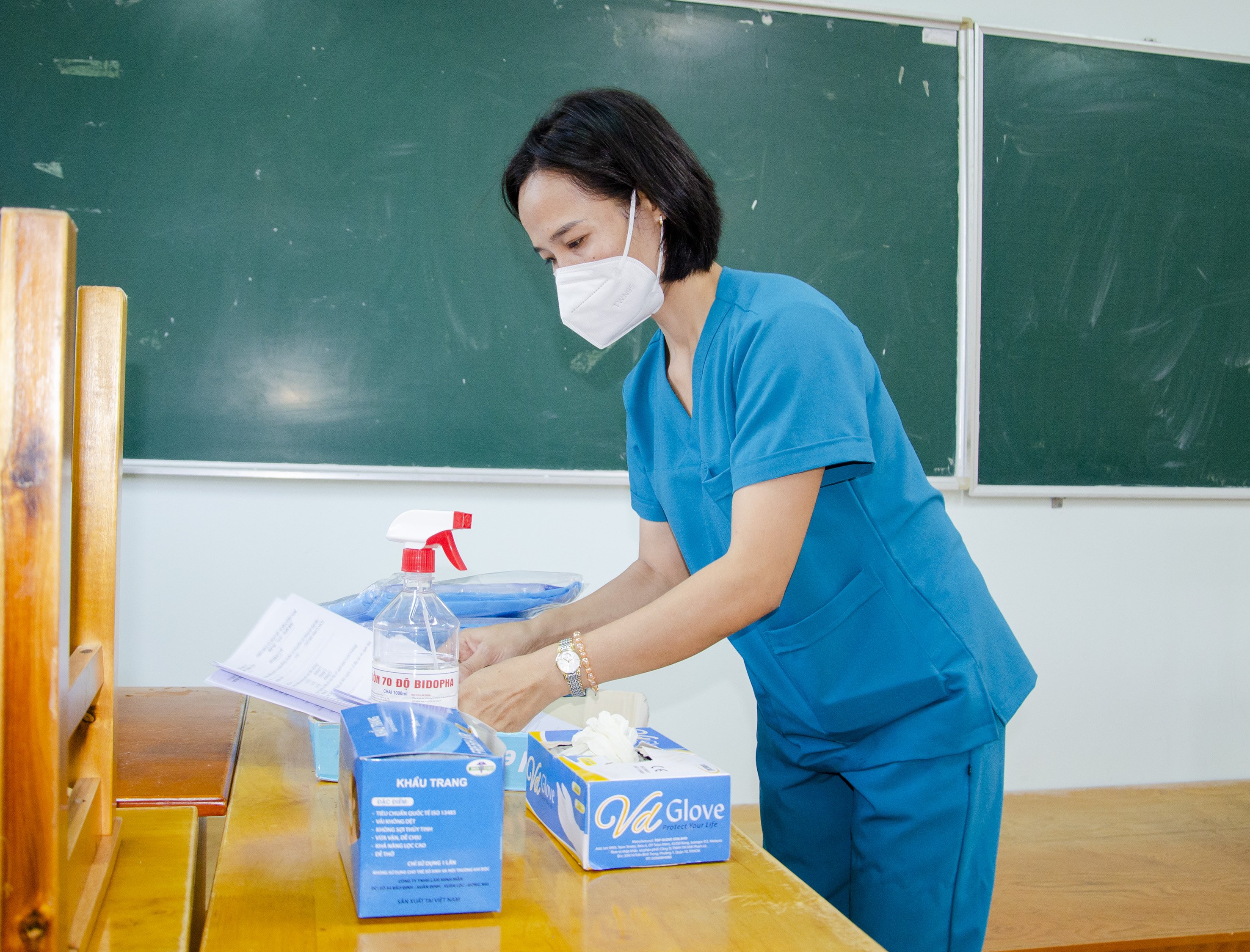 Các nhà trường cũng chủ động các phương án bảo đảm an toàn sức khỏe cho GV, HS. Trong ảnh: Nhân viên y tế Trường THPT Vũng Tàu chuẩn bị sẵng sàng trang thiết bị, vật tư y tế tại phòng cách ly được bố trí riêng biệt khi có trường hợp F0 trong nhà trường. Ảnh: MẠNH THẮNG