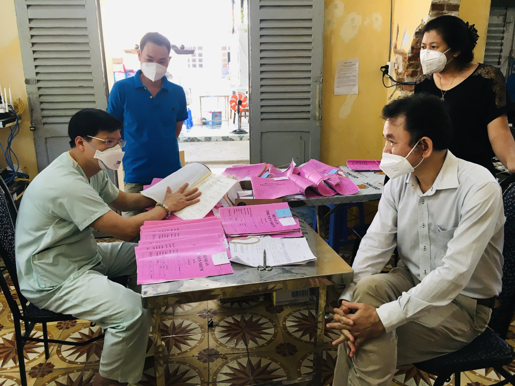 TS.BS Lưu Quang Thùy (bìa trái) trao đổi chuyên môn với y, bác sĩ BV Vũng Tàu.