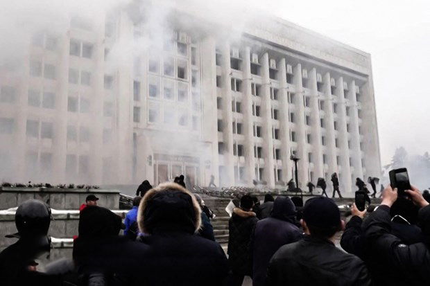 Người biểu tình quá khích tấn công tòa thị chính TP. Almaty, Kazakhstan ngày 5/1/2022.