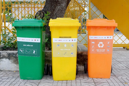 Các thùng rác được đặt tại trường Tiểu học Long Sơn 1 & 2 để học sinh ứng dụng kiến thức đã học đồng thời rèn luyện thói quen phân loại rác mỗi ngày.