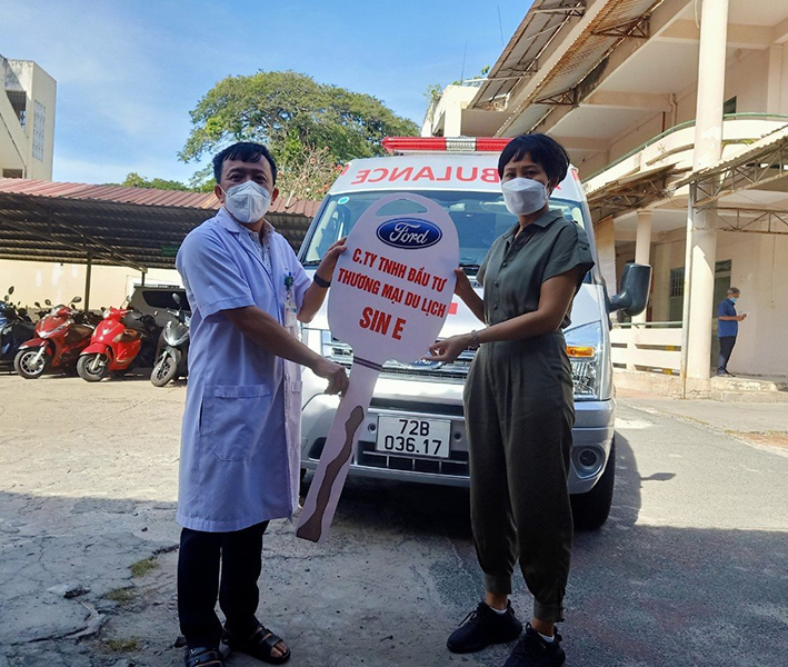 Bác sĩ CKII Nguyễn Thanh Phước (trái), Giám đốc Bệnh viện Vũng Tàu tiếp nhận xe cứu thương từ Công ty TNHH Đầu tư Thương mại Sin E.