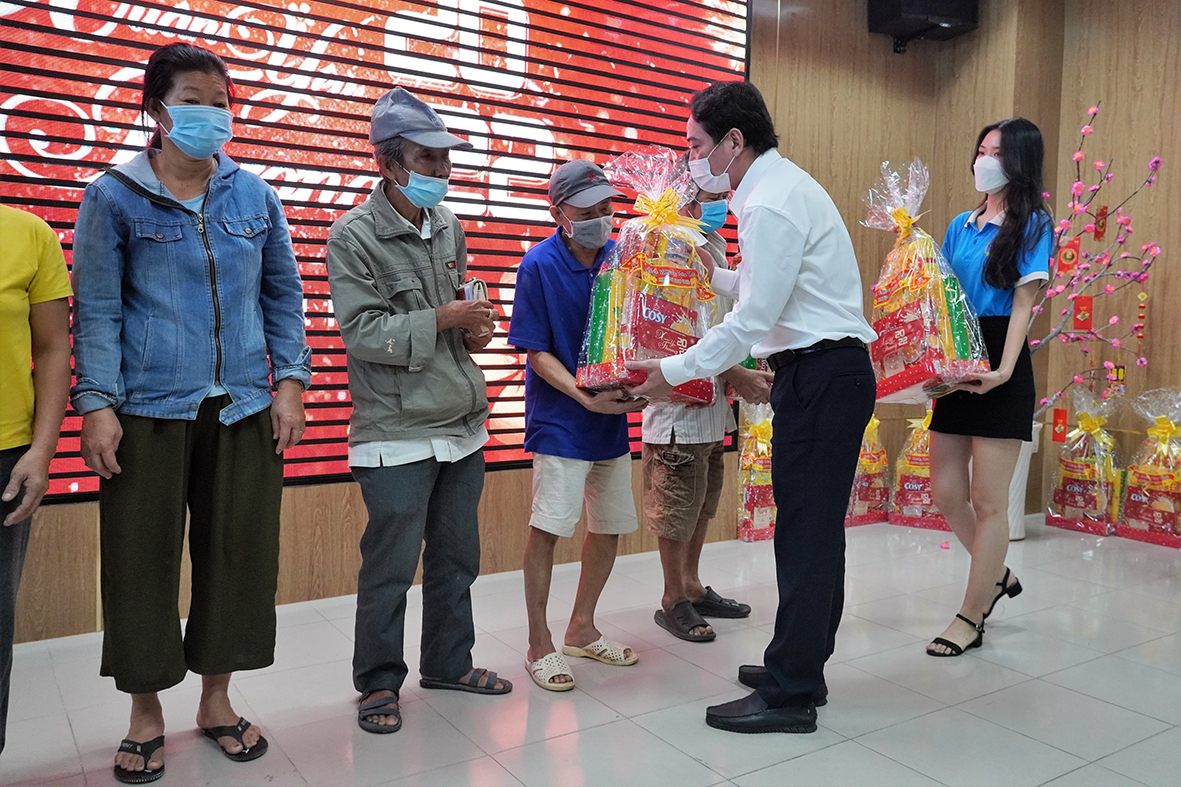 Ông Nguyễn Lý Xuân Minh, Giám đốc Trung tâm Trải nghiệm & Việc làm sinh viên tặng quà Tết cho người nghèo trong chương trình Xuân yêu thương năm 2022.