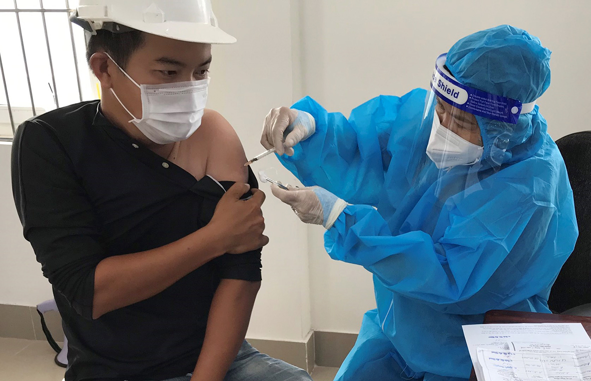 Nhân viên y tế tiêm vắc xin phòng COVID-19 mũi 3 cho người dân huyện Xuyên Mộc tại TTYT huyện. Ảnh: THANH HỒNG
